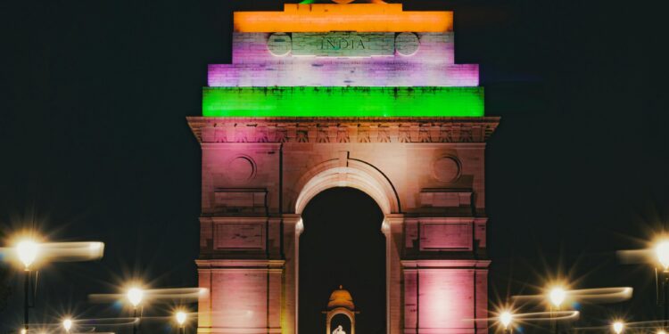 भारत के शॉपिंग मॉल में व्यस्त फ्रेंचाइज़ व्यवसाय स्थान, ग्राहकों की सहभागिता और ब्रांड उपस्थिति दिखा रहा है (2)