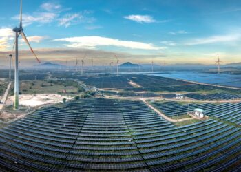 ESG Funds financing India renewable energy projects with solar panels and wind turbines for sustainable market growth