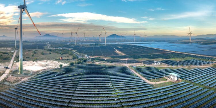 ईएसजी फंड भारत की नवीकरणीय ऊर्जा परियोजनाओं को सौर पैनलों और पवन टर्बाइनों के साथ स्थायी बाजार वृद्धि के लिए वित्तपोषित कर रहे हैं