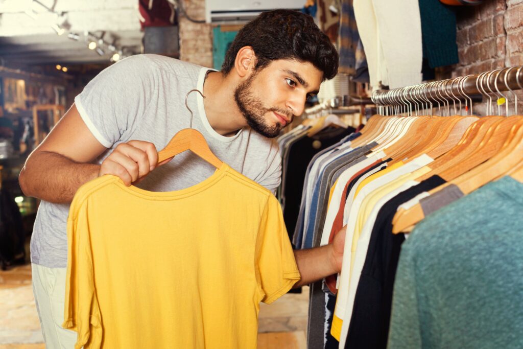 Consommateur indien aisé explorant la mode durable haut de gamme dans un cadre de boutique exclusive