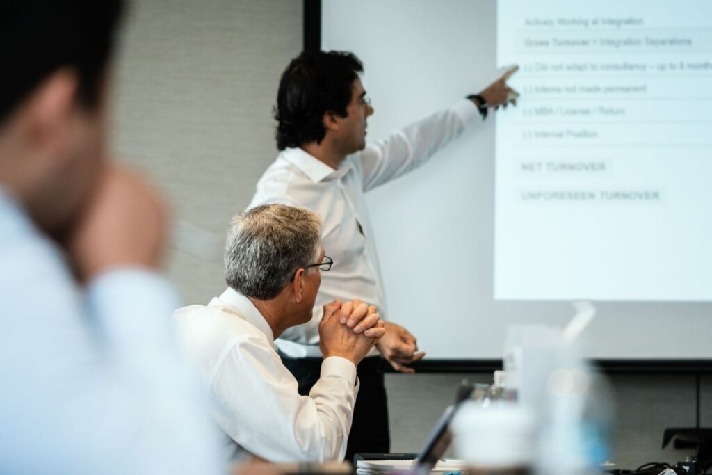 एसेट मैनेजमेंट पेशेवरों के साथ मुंबई धन प्रबंधन सेवाएं निवेशकों और ग्राहकों को सलाह देती हैं