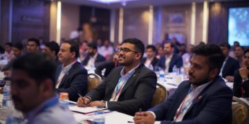 Croissance de l'industrie MICE présentée dans un grand centre de congrès accueillant un événement d'entreprise en Inde