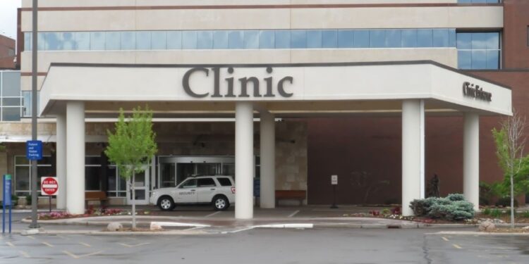 Investissement indien dans la santé dans le secteur moderne des hôpitaux privés avec une architecture d'infrastructure médicale