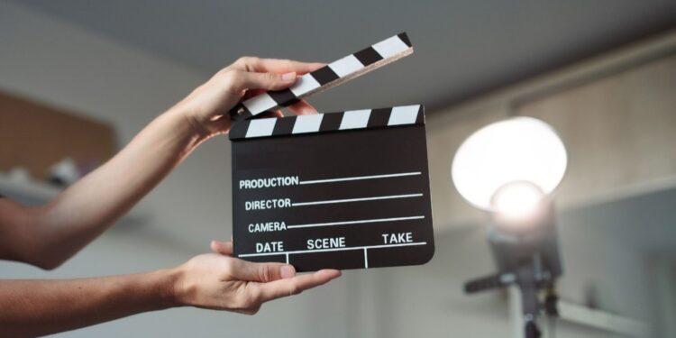 Plateau de production de l'industrie cinématographique montrant la création de contenu indien et l'économie du divertissement avec du matériel de caméra