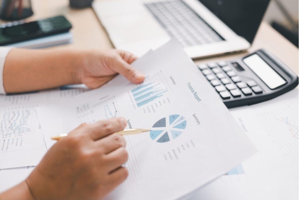 साइड हसल आय वृद्धि और उद्यमिता संक्रमण समयरेखा दर्शाने वाला वित्तीय नियोजन चार्ट