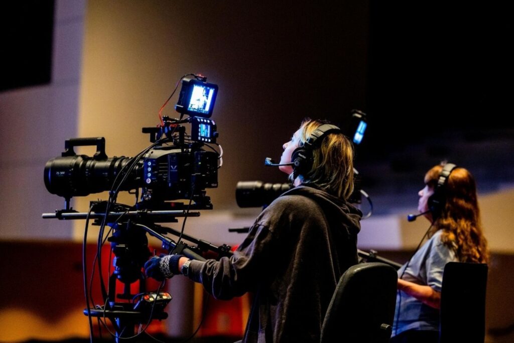 Réalisateur de l'industrie cinématographique avec clap montrant la production de contenu indien et l'investissement dans le divertissement