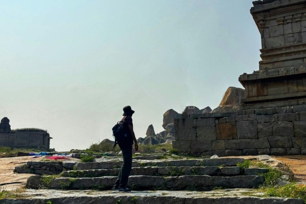 हम्पी विरासत पर्यटन स्थल पर पर्यटक सांस्कृतिक अर्थशास्त्र और पुरातात्विक स्मारक व्यवसाय दिखा रहे हैं