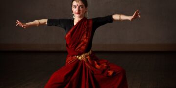 Danseuse de Bharatanatyam en costume traditionnel montrant le renouveau de la danse et le patrimoine culturel de l'Inde