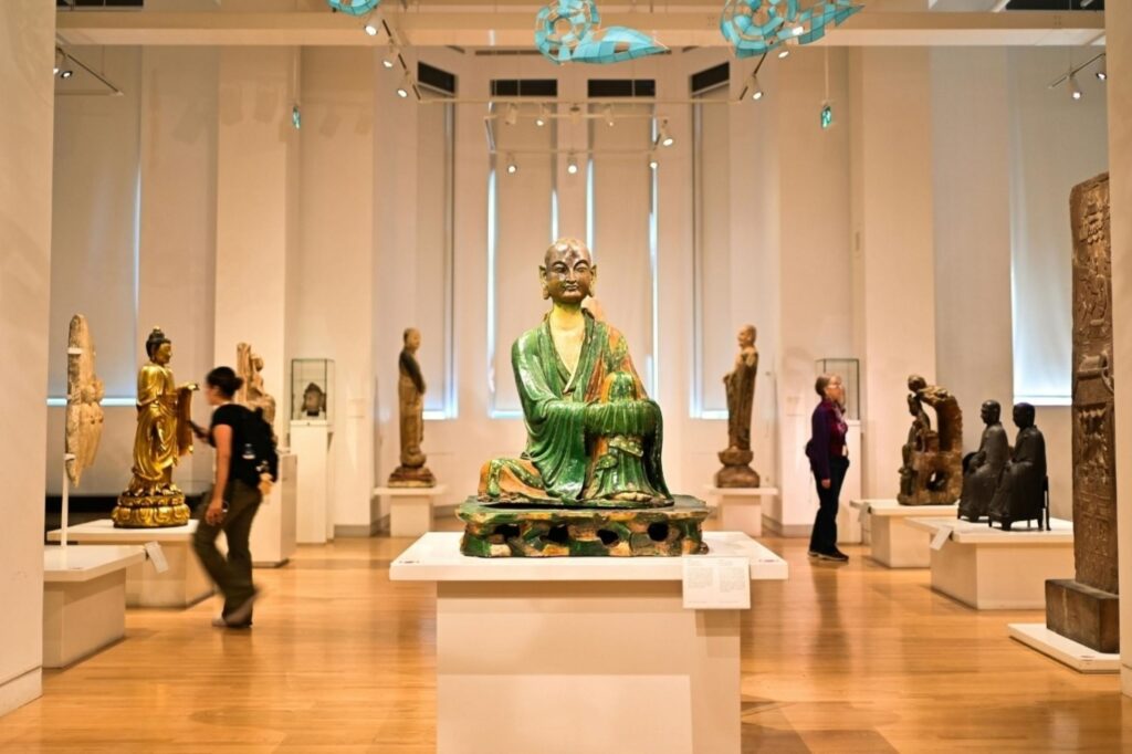 संग्रहालय आगंतुक सांस्कृतिक प्रदर्शनों की खोज कर रहे हैं जो भारत में विरासत पर्यटन और शैक्षिक अर्थशास्त्र का प्रदर्शन करते हैं