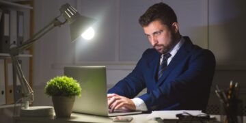 घर से काम करते हुए लैपटॉप पर साइड हसल व्यवसाय बना रहा भारतीय पेशेवर