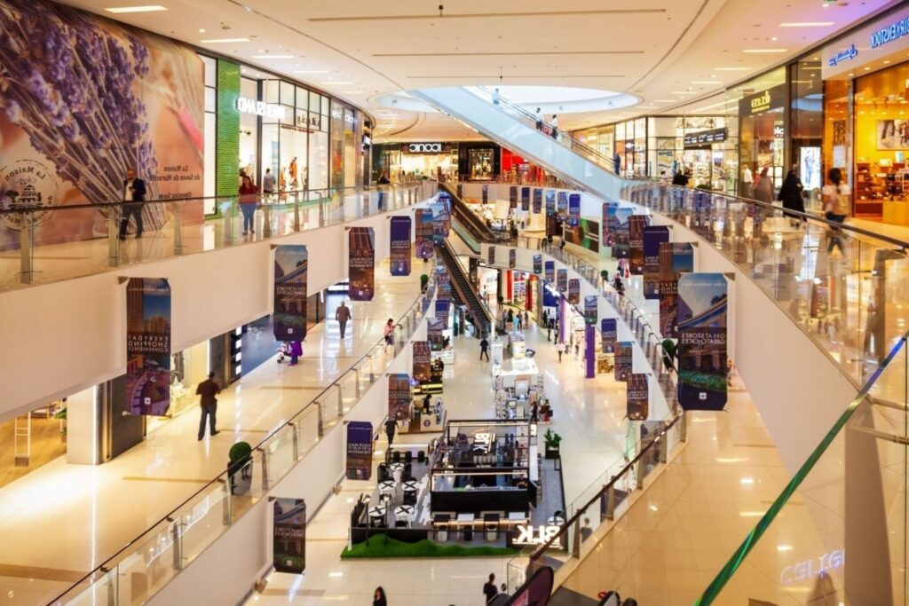 भारतीय लक्जरी फैशन मॉल का आंतरिक भाग खुदरा अर्थशास्त्र और उच्च-स्तरीय ब्रांड प्रदर्शन वातावरण को प्रदर्शित करता है