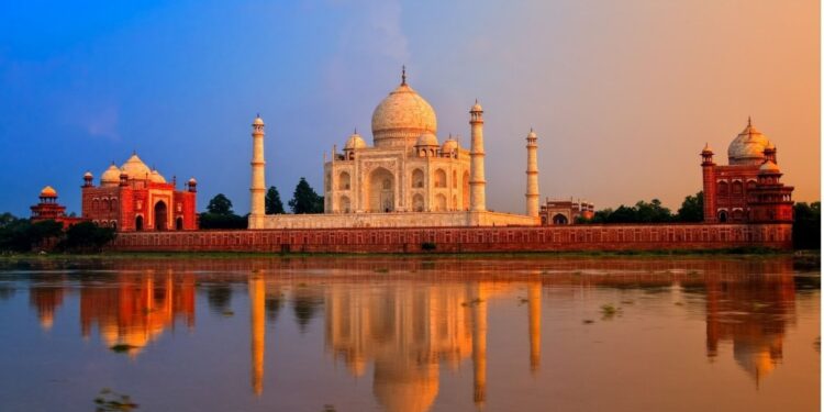 ताजमहल में विरासत पर्यटन सांस्कृतिक स्थल अर्थशास्त्र और भारत में आगंतुक राजस्व दिखा रहा है