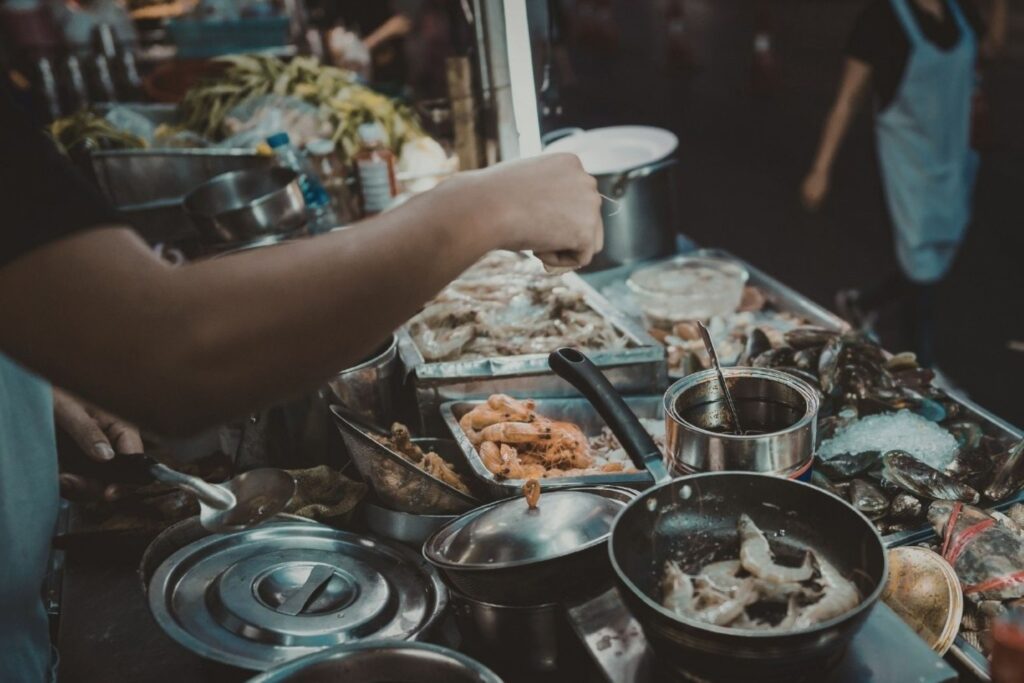 भारतीय रेस्तरां में पाक पर्यटन अनुभव का आनंद लेते खाद्य पर्यटक आर्थिक प्रभाव दिखा रहे हैं