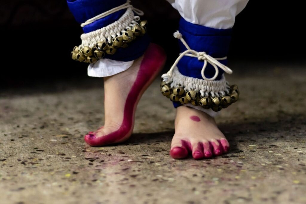 पारंपरिक घुंघरू पायल के साथ शास्त्रीय कला नर्तक के पैर जो भारतीय नृत्य विरासत और सांस्कृतिक सामान को दर्शाते हैं