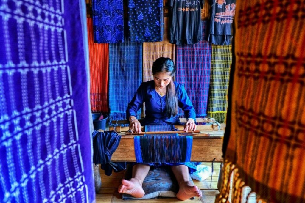 Mode printanière : des créateurs durables mettent en valeur les techniques traditionnelles de tissage manuel indien