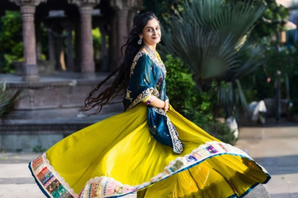 Amateurs de mode portant des créations printanières durables de designers indiens avec des artisanats traditionnels