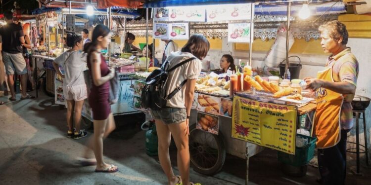 Des étals de nourriture de rue animés à Chandni Chowk Old Delhi, l'une des destinations les plus célèbres de l'Inde pour les voyageurs gourmands