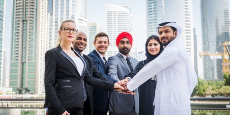 Des professionnels des affaires indiens et du Golfe se serrant la main, représentant le partenariat commercial et d'investissement croissant entre l'Inde et le CCG en 2026