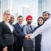 Des professionnels des affaires indiens et du Golfe se serrant la main, représentant le partenariat commercial et d'investissement croissant entre l'Inde et le CCG en 2026