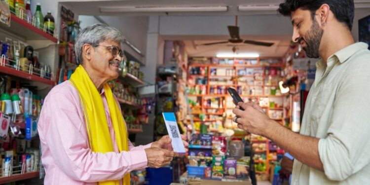 Vendeur ambulant indien acceptant un paiement numérique UPI par scan de code QR représentant la révolution fintech de l'Inde en 2026