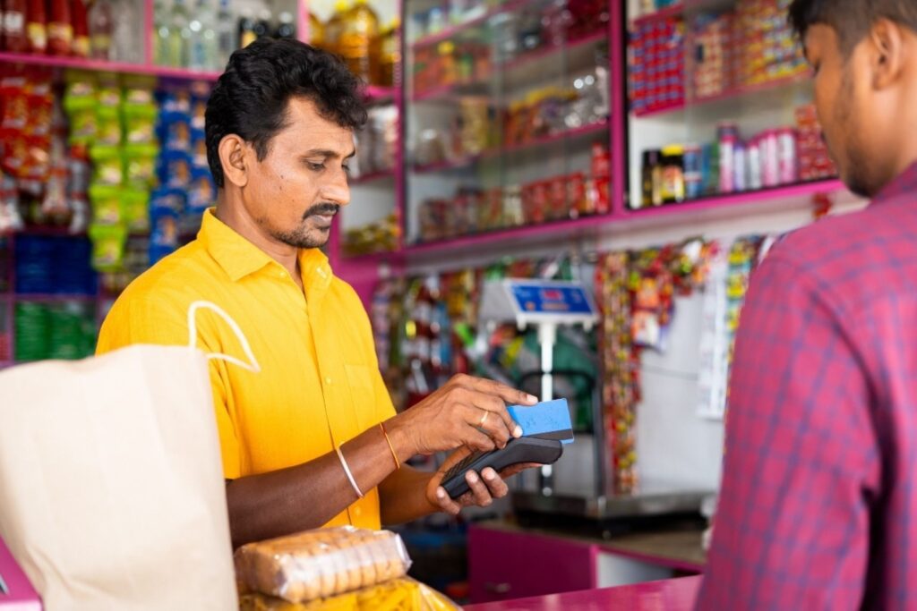 Transaction de paiement numérique sans espèces dans un marché indien démontrant l'ampleur de la transformation des paiements numériques en Inde