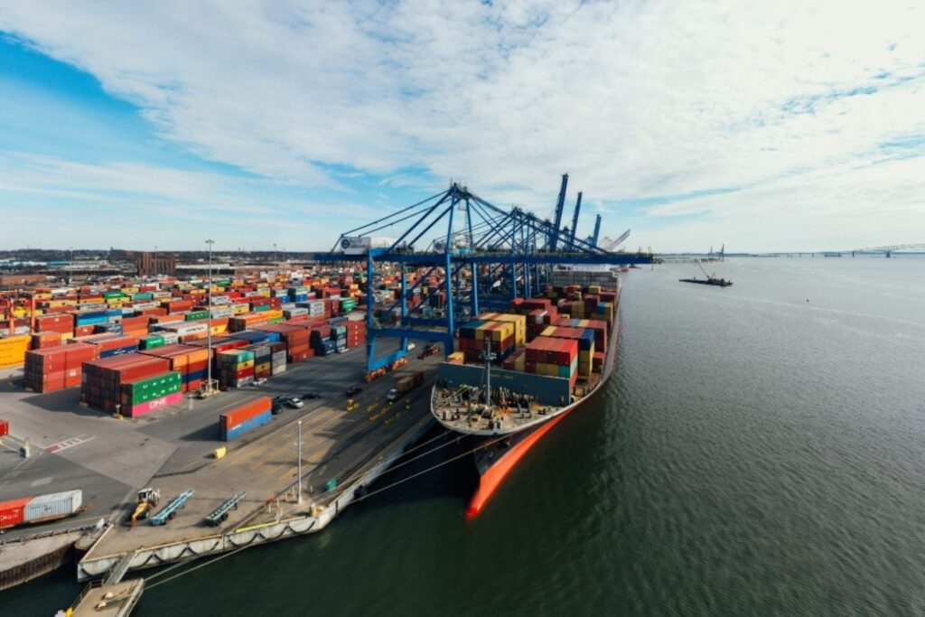 Port de fret indien traitant les expéditions commerciales dans le cadre du corridor commercial bilatéral Inde-CCG en expansion d'une valeur de 178 milliards de dollars