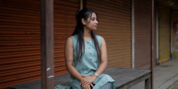 indian-woman-wearing-linen-monsoon-outfit-unsplash - INDIAwebzine AIndian woman in a breathable linen kurta demonstrates why ethical fabrics are best choice for India's humid monsoon season.