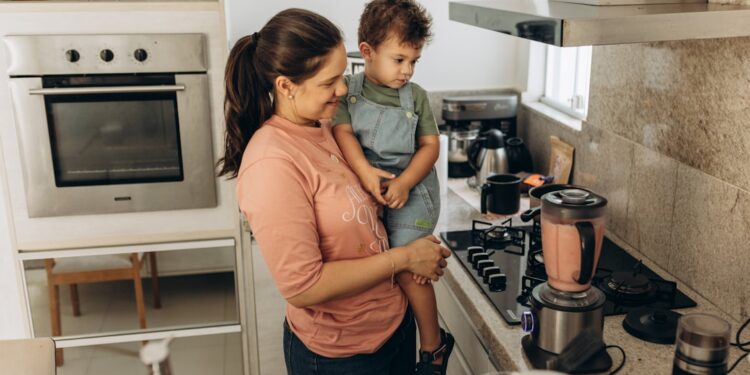 indian-mother-child-modern-kitchen-experiment-unsplash - INDIAwebzine A mother and child performing science experiments at home using turmeric and bowls on a kitchen counter in India
