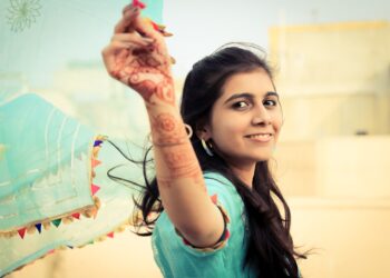 A woman wearing a breathable handloom kurta at an Indian festive gathering, showcasing festive fashion.