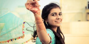 indian-woman-festive-kurta-celebration-unsplash - INDIAwebzine A woman wearing a breathable handloom kurta at an Indian festive gathering, showcasing festive fashion.