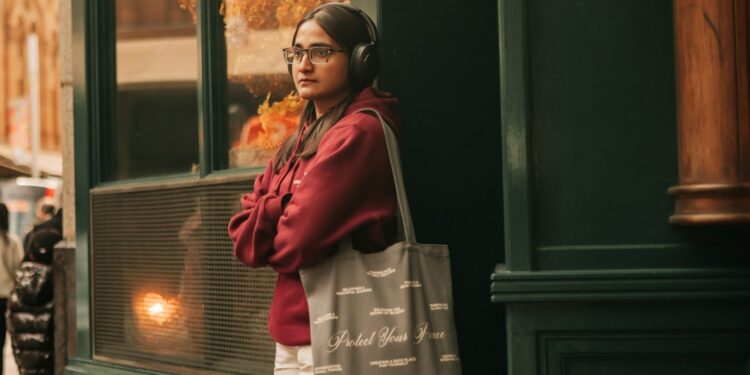 indian-woman-shopping-with-tote-bag-unsplash - INDIAwebzine An Indian woman carrying a reusable cotton bag at a local vegetable market, embracing zero waste shopping habits.