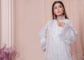 woman-wearing-modern-kurta-unsplash - INDIAwebzine A young Indian woman in a flowy kurta walking confidently, showcasing practical and stylish monsoon outfits