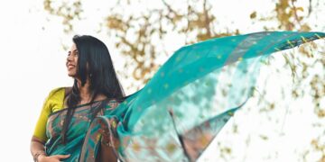indian-woman-handloom-saree-festive-unsplash - INDIAwebzine A woman draping a handloom saree at home as part of her festive reset before the celebration season in India