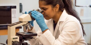 indian-woman-scientist-laboratory-research-unsplash - INDIAwebzine An Indian-origin woman scientist reviews data in a NASA laboratory, representing the growing role of Indian scientists.