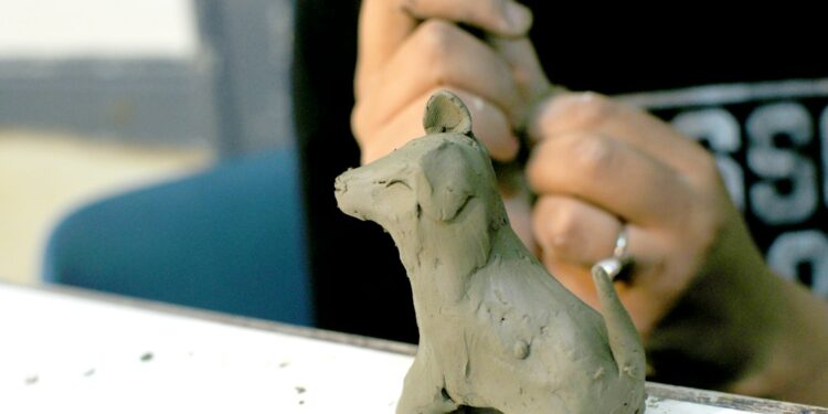 Bengal terracotta a beginners buying guide photo 1 - INDIAwebzine Artisan shaping Bengal terracotta horse in Panchmura workshop