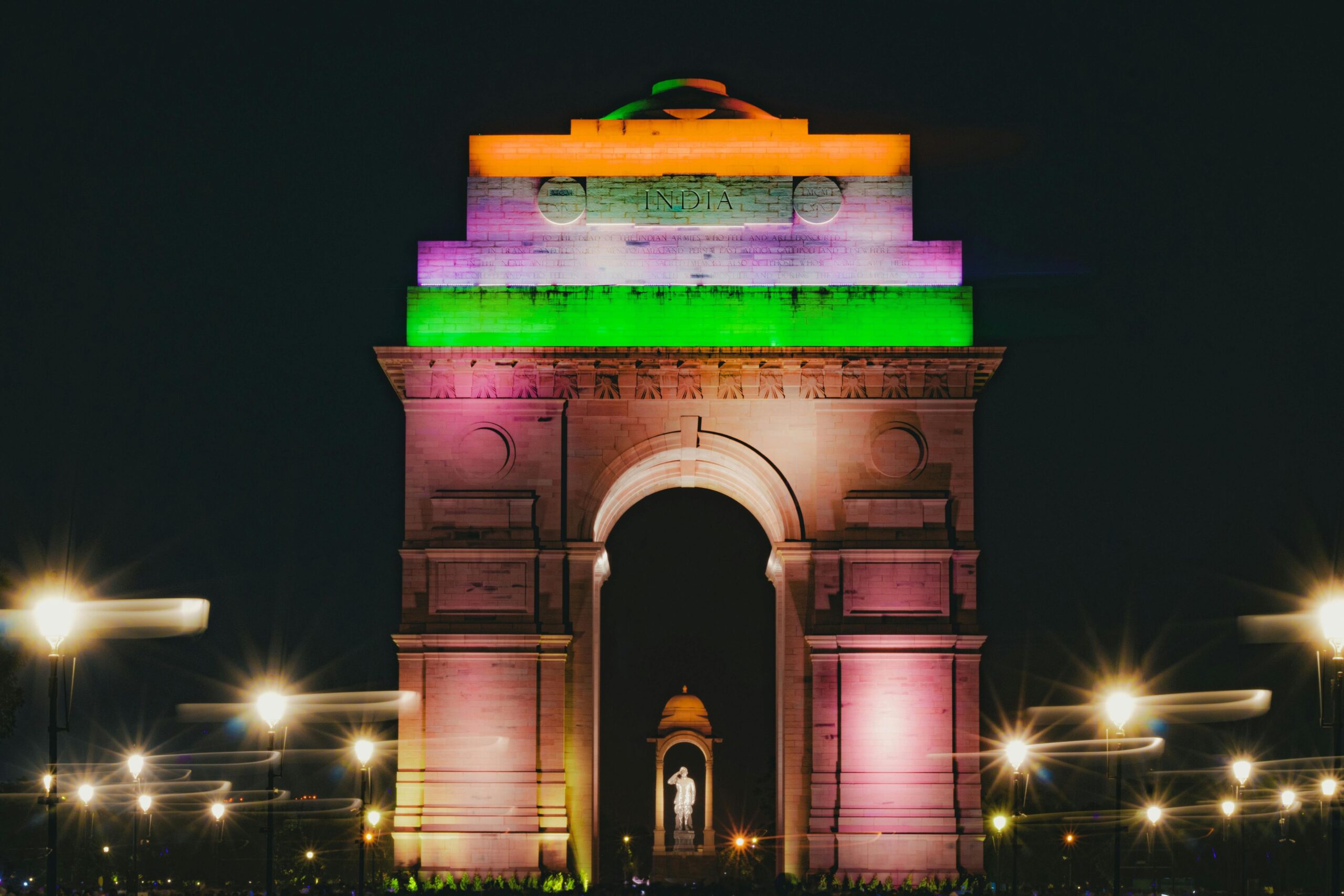 Ubicación de franquicia concurrida en un centro comercial de la India que muestra la interacción del cliente y la presencia de la marca (2)