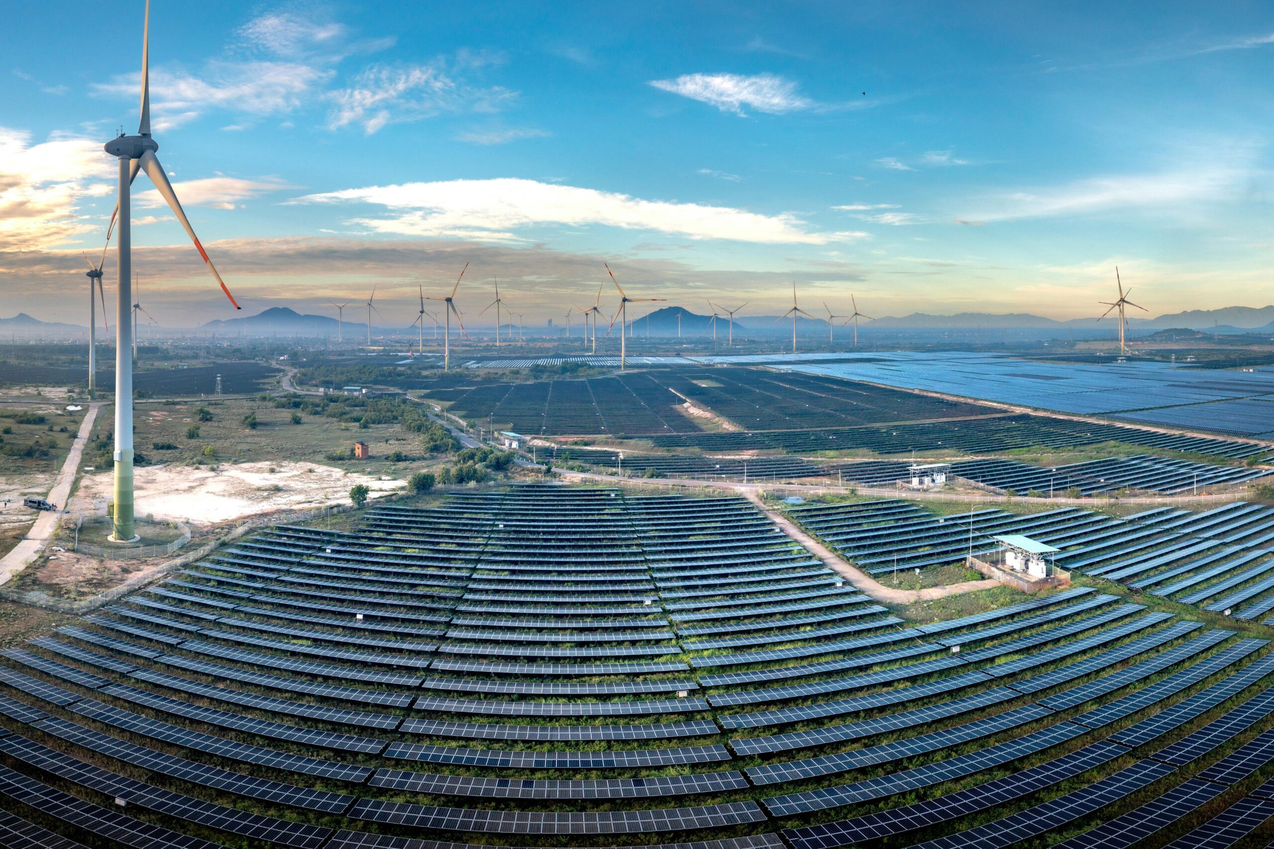 Los fondos ESG financian proyectos de energía renovable en la India con paneles solares y turbinas eólicas para un crecimiento sostenible del mercado