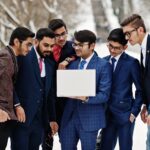 Joven empresario indio analizando el pronóstico del PIB y el retorno de la inversión con símbolos de moneda india