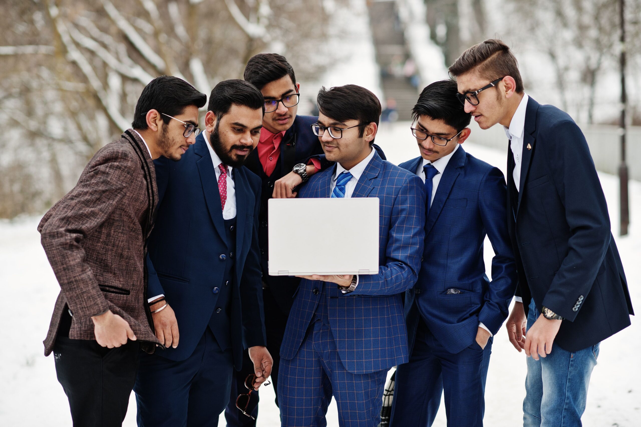 Jeunes hommes d'affaires indiens analysant les prévisions de PIB et les retours sur investissement avec des symboles monétaires de l'économie indienne