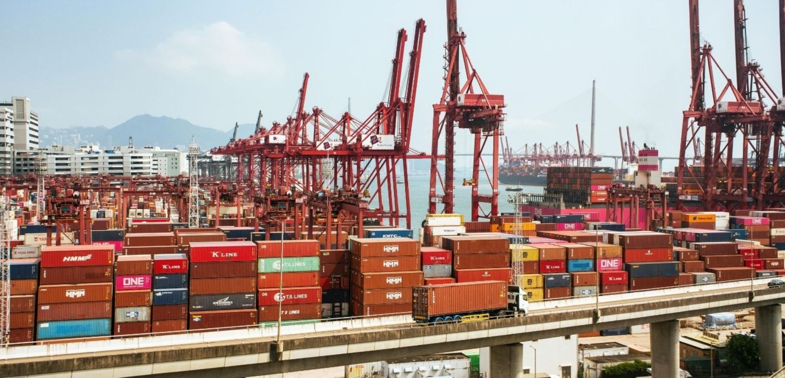 Logistics hub India con la expansión del puerto JNPT para el manejo de buques portacontenedores y operaciones de cadena de suministro