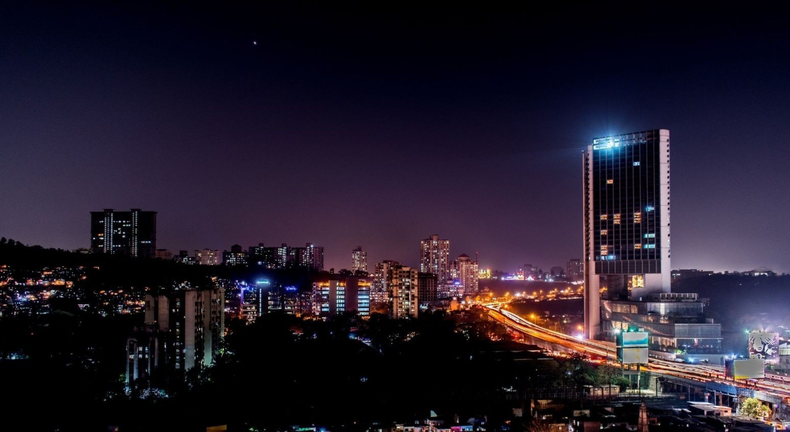 Innovación PropTech India que muestra el desarrollo urbano moderno con tecnología de edificios inteligentes