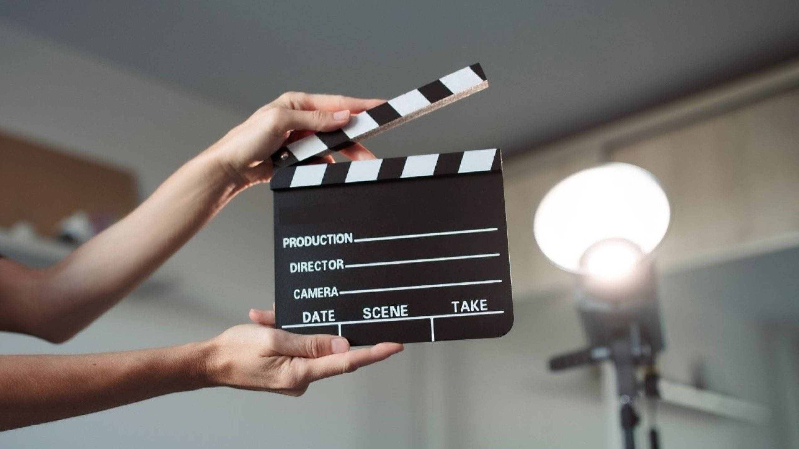 Set de producción de la industria cinematográfica que muestra la creación de contenido indio y la economía del entretenimiento con equipo de cámara