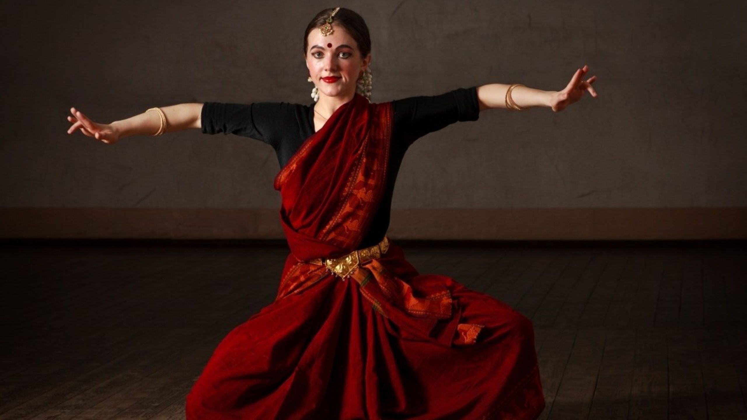 Bailarina de Bharatanatyam de artes clásicas en traje tradicional mostrando la renovación de la danza de la India y el patrimonio cultural