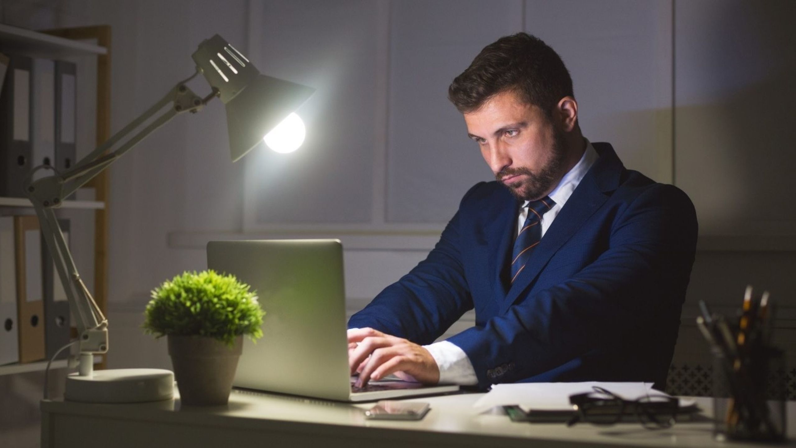 Profesional indio construyendo un negocio secundario en su computadora portátil mientras trabaja desde casa