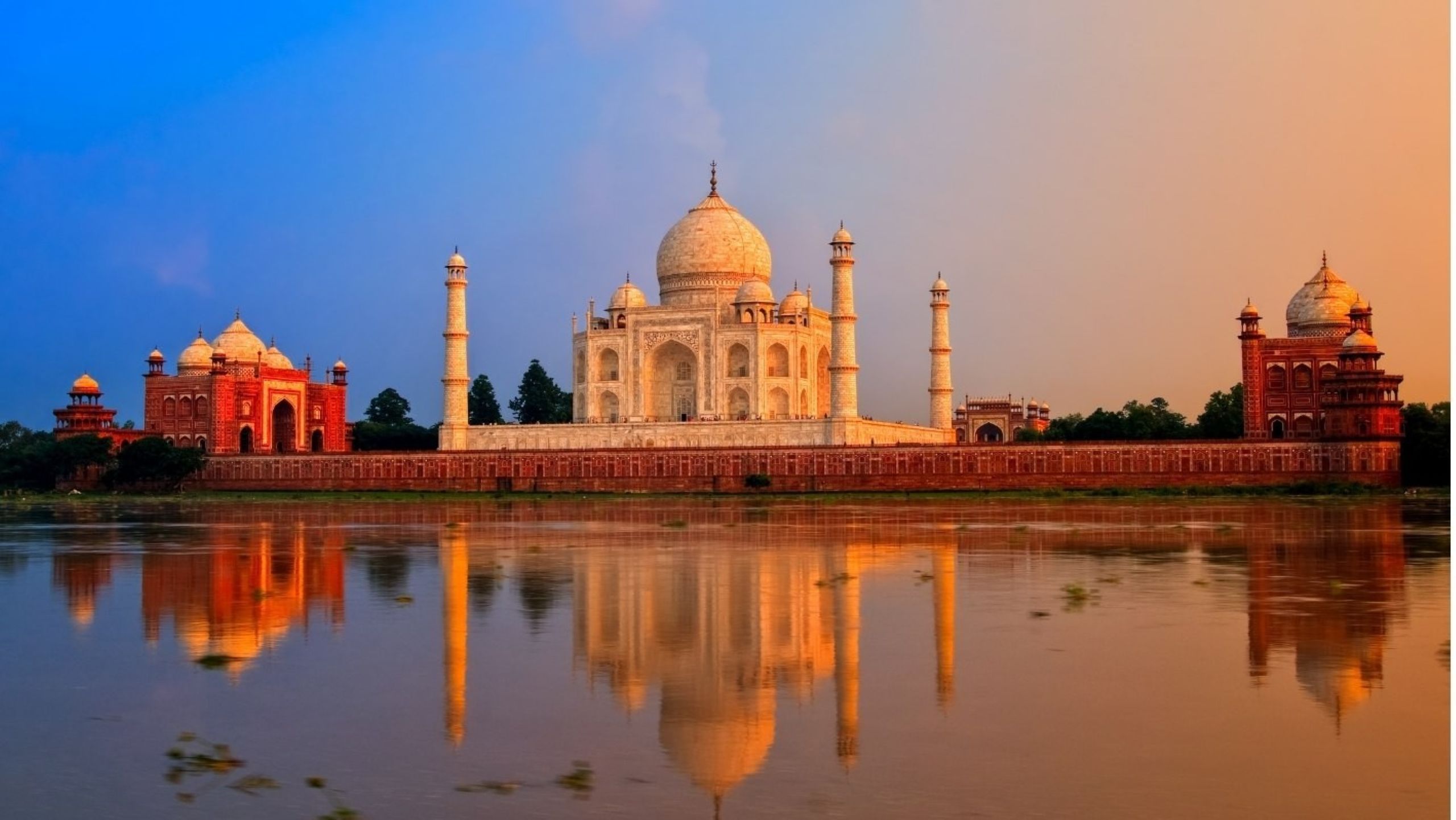 Turismo patrimonial en el Taj Mahal que muestra la economía de los sitios culturales y los ingresos de los visitantes en la India