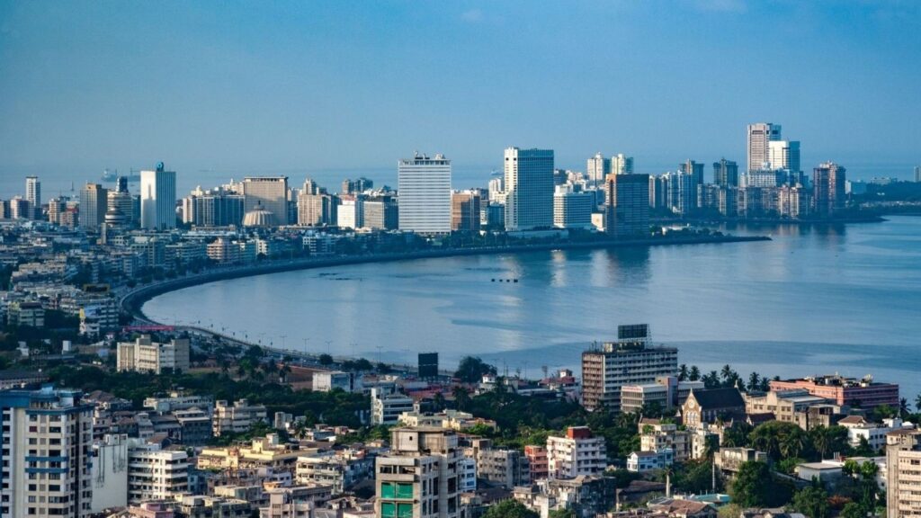 Perspectivas de la economía de la India representadas por un distrito comercial moderno que muestra sectores de crecimiento y oportunidades de inversión