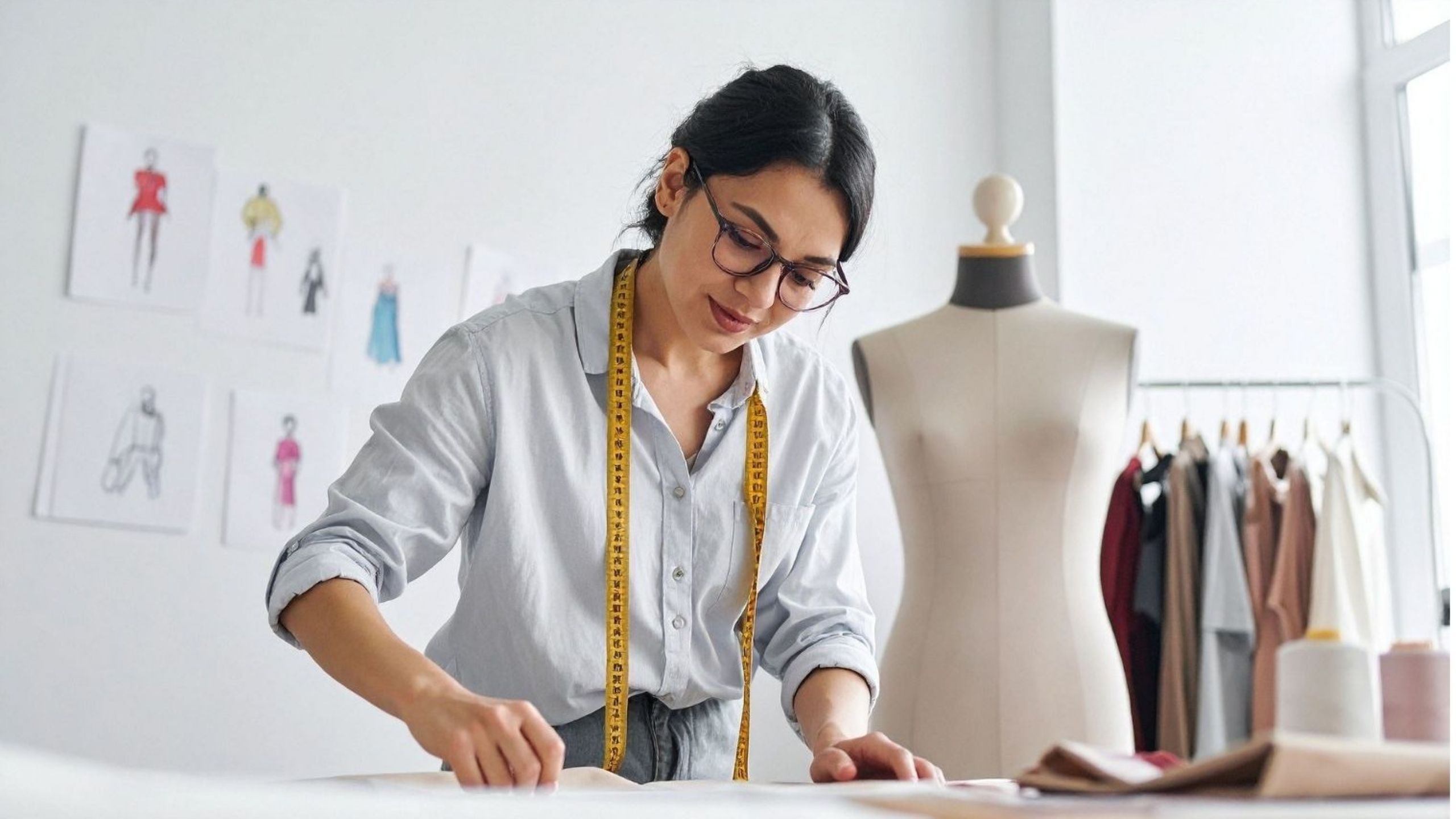 Designers de mode durable créant des collections printanières écologiques en Inde