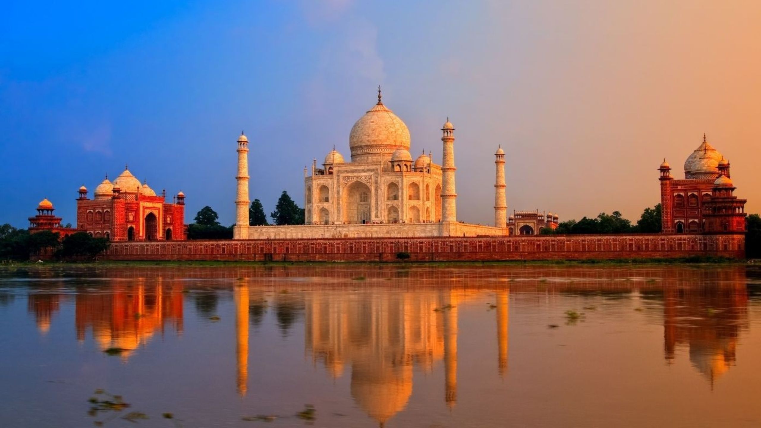 Taj Mahal al amanecer reflejado en el agua, un monumento de la UNESCO central para el turismo patrimonial en la India