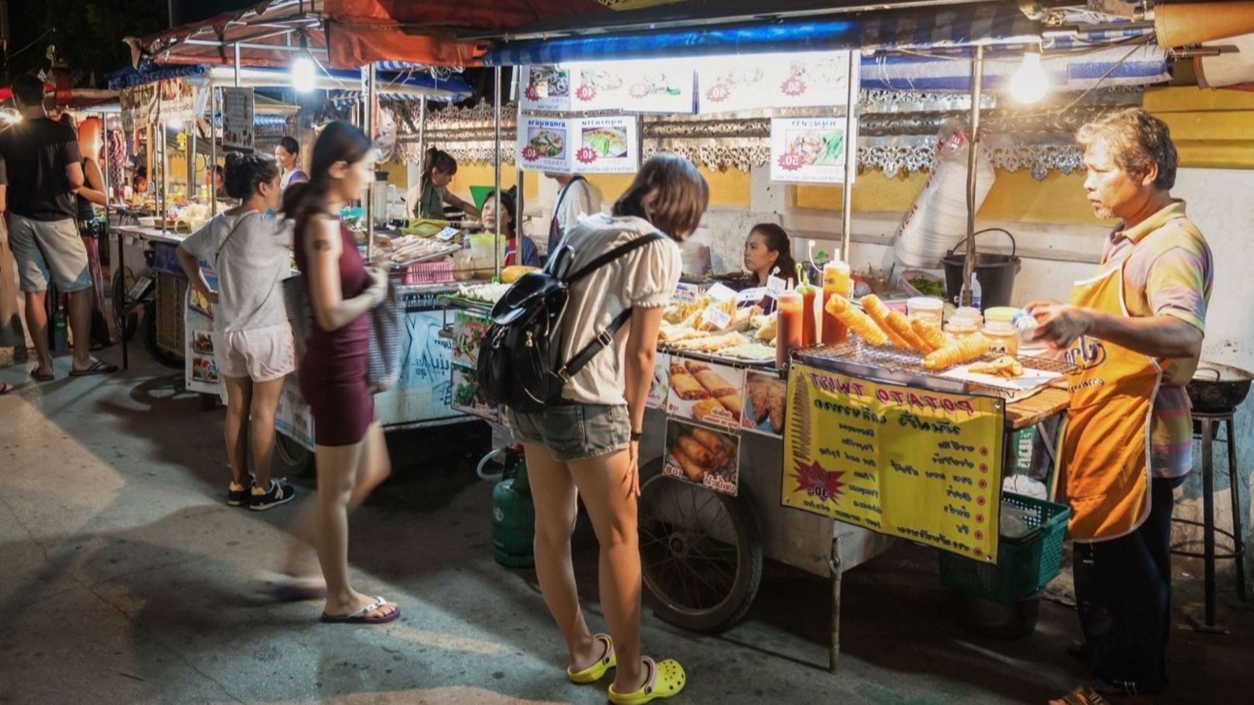 Des étals de nourriture de rue animés à Chandni Chowk Old Delhi, l'une des destinations les plus célèbres de l'Inde pour les voyageurs gourmands