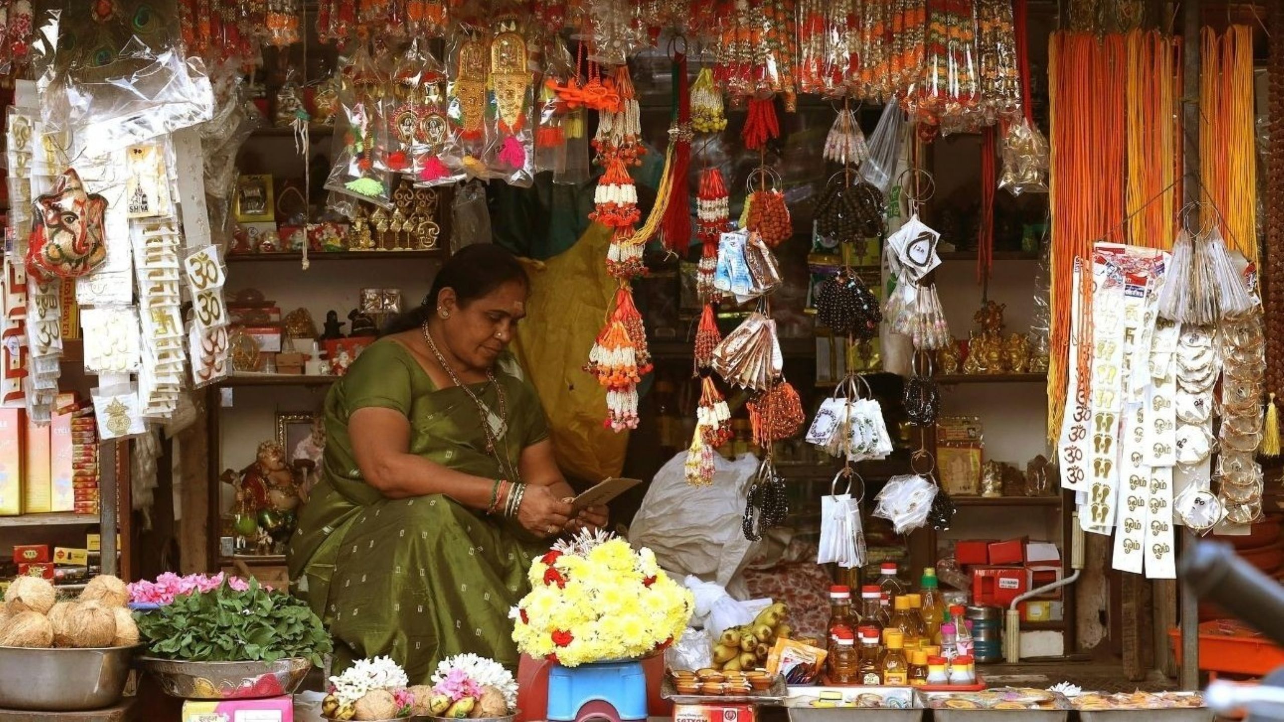 Mercado festivo ocupado en India durante Eid al-Adha con compradores comprando ropa y comida para la celebración